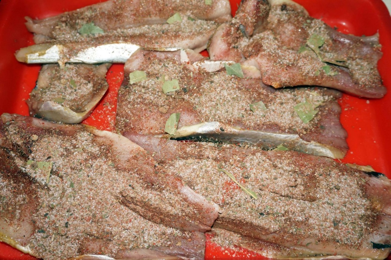 Посол филе сельди. Селедка кусочками. Селедка пряного посола. Селедка пряного посола. Посол филе сельди.