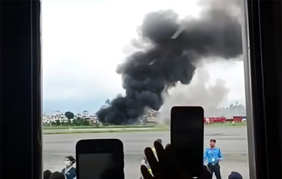 Самолет вспыхнул в аэропорту в Непале
