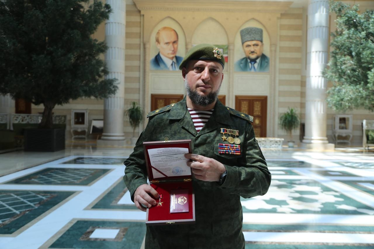 Апти Алаудинов, командир чеченского добровольческого отряда "Ахмат", ныне один из самых известных чеченцев в стране. Но кто же он?-7