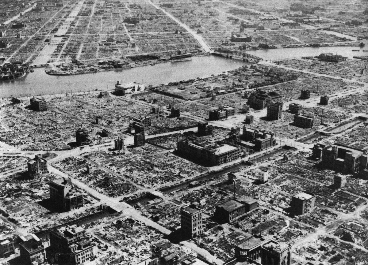 Уничтоженные бомбардировкой и пожарами жилые кварталы Токио, 1945 год