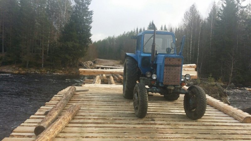 В Карелии жители поселка своими силами построили мост через реку 