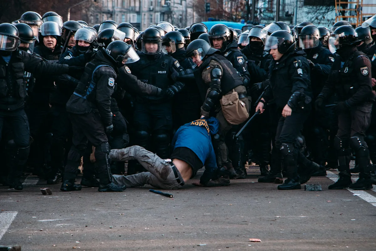 Время силовиков. Время силовиков. Росгвардия оцепление. Полиция москвы. Рыцарь на митинге.