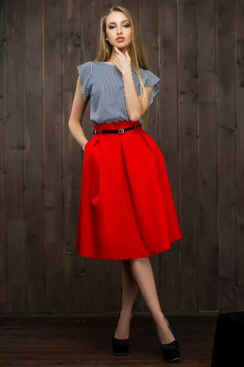 Красная юбка ниже колен с чем носить