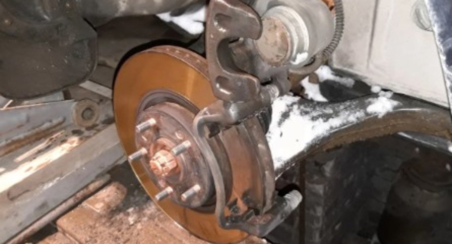 Что нужно сделать, чтобы стояночный тормоз цепко удерживал автомобиль?