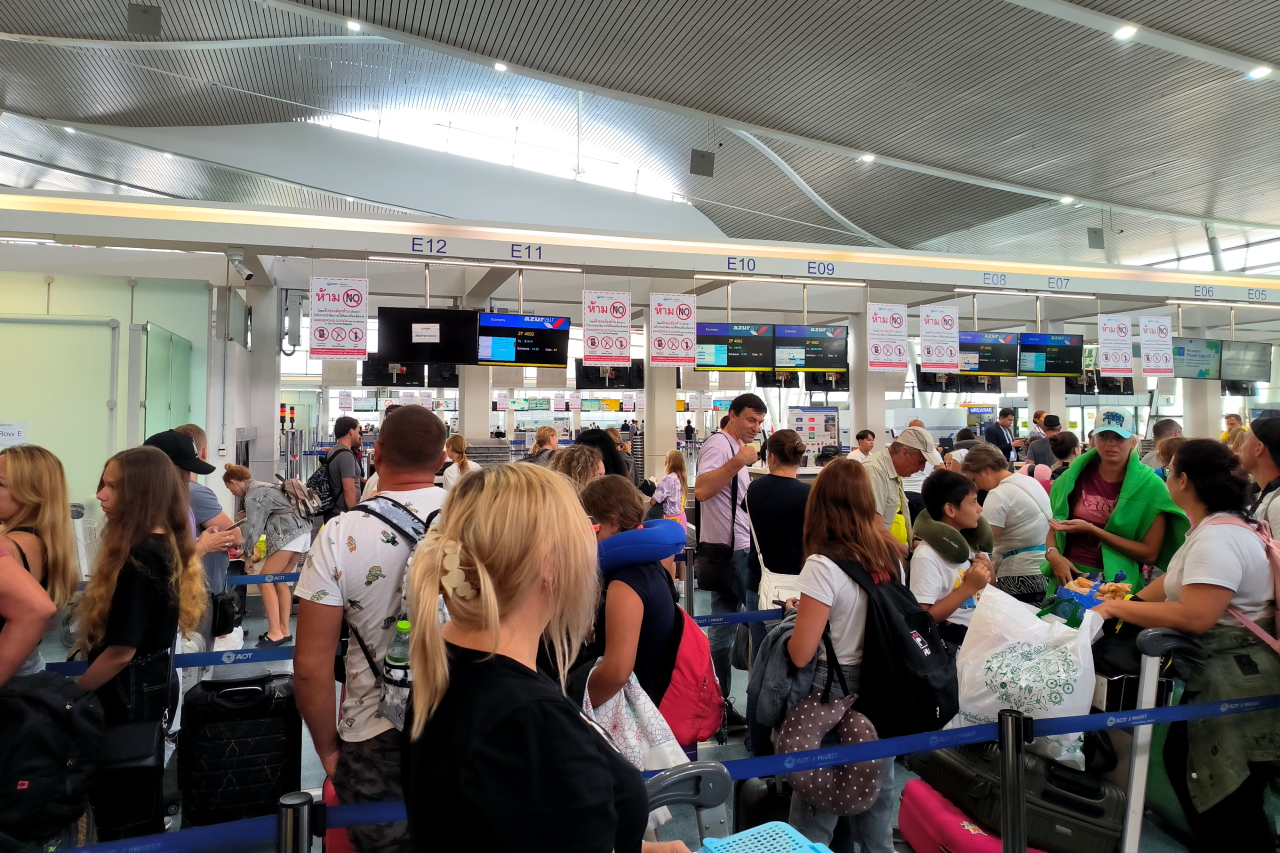 Почти сутки спят на полу: почему сотни русских туристов застряли в египетском аэропорту