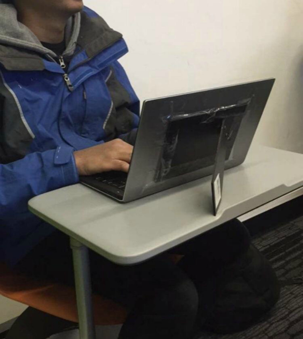 Временный ремонт крышки ноутбука. | Фото: Reddit.