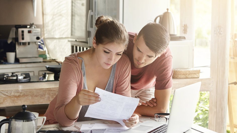 Родители записывают ребенка в первый класс