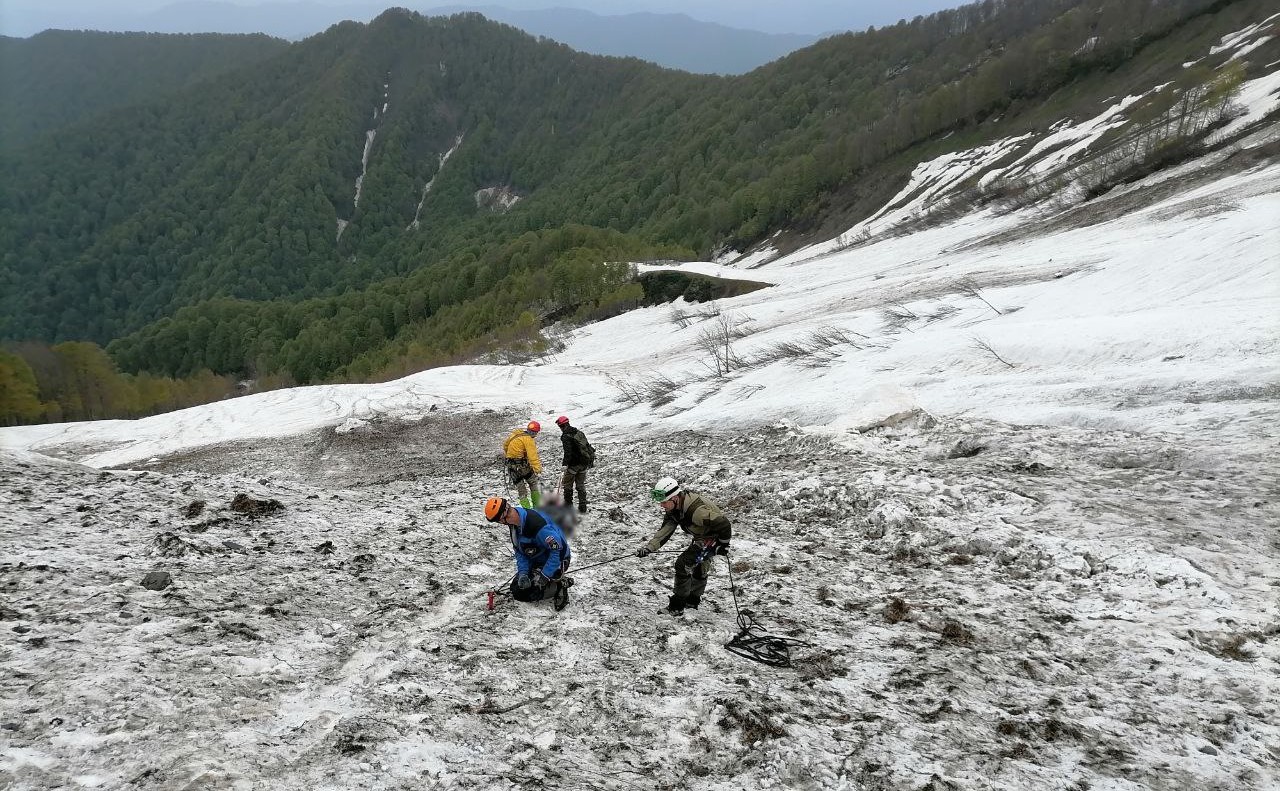 Сотрудники МЧС эвакуировали с горы Малый Амуко тело погибшего туриста