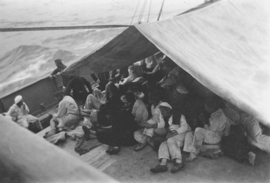 ​Спасённые немецкие моряки на палубе сторожевого корабля Yandra, 27 ноября 1941 года navy.gov.au - Крейсер Sydney: триумф и трагедия | Warspot.ru