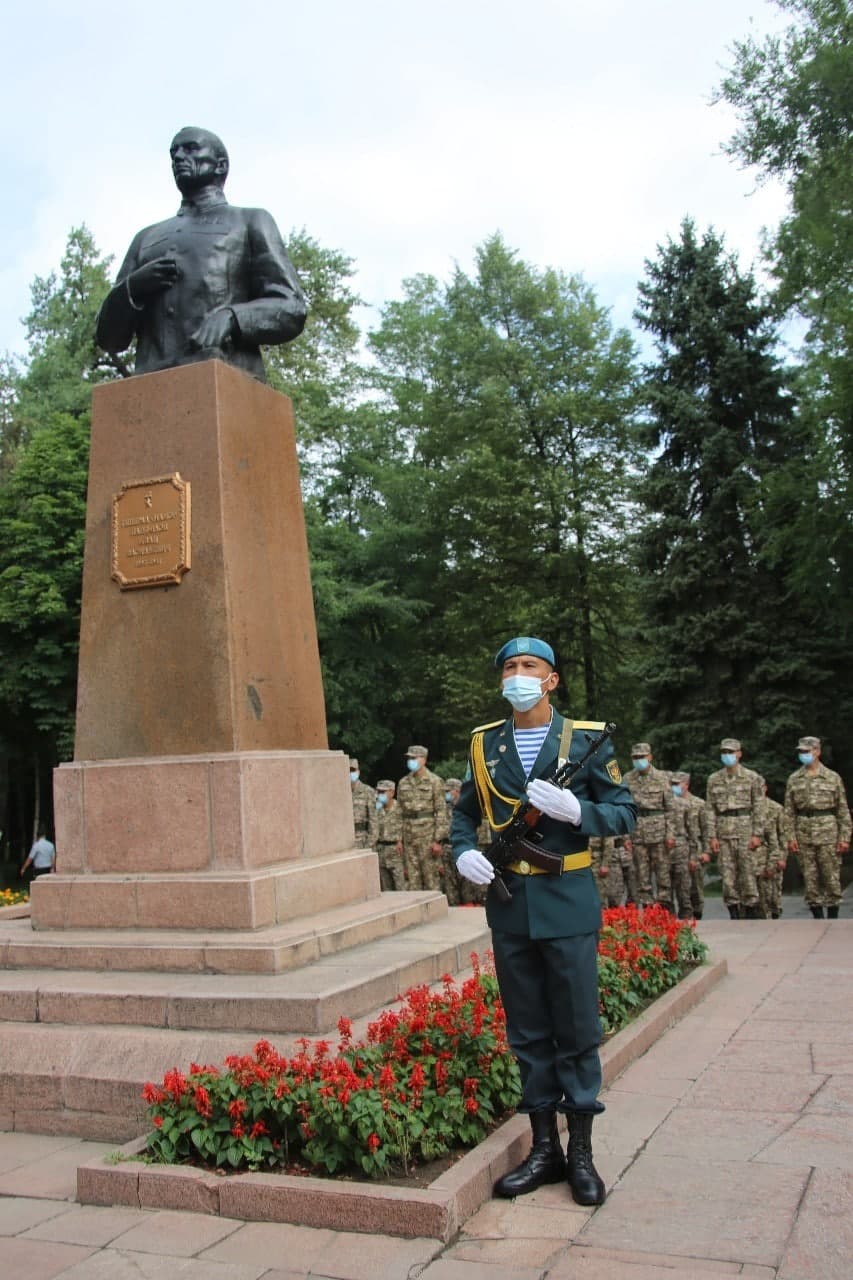 Националисты в Казахстане пытаются стереть имя советского генерала, оборонявшего Москву геополитика