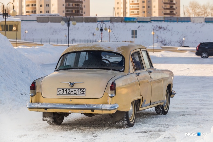 «Лет пять стояла в огороде». Сибиряк за 15 тысяч купил «Волгу» 1965 года и ездит на ней на работу «Волга», нравится, тысяч, приходится, автомобиль, Виктор, радует, коробку, купил, обошелся, топлива, летом, очень, заприметил, хромированного, начал, только, говорит, проблемы, таким