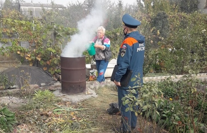 Где сжигать траву несчастному дачнику, если жечь в печи и на огороде запрещает МЧС