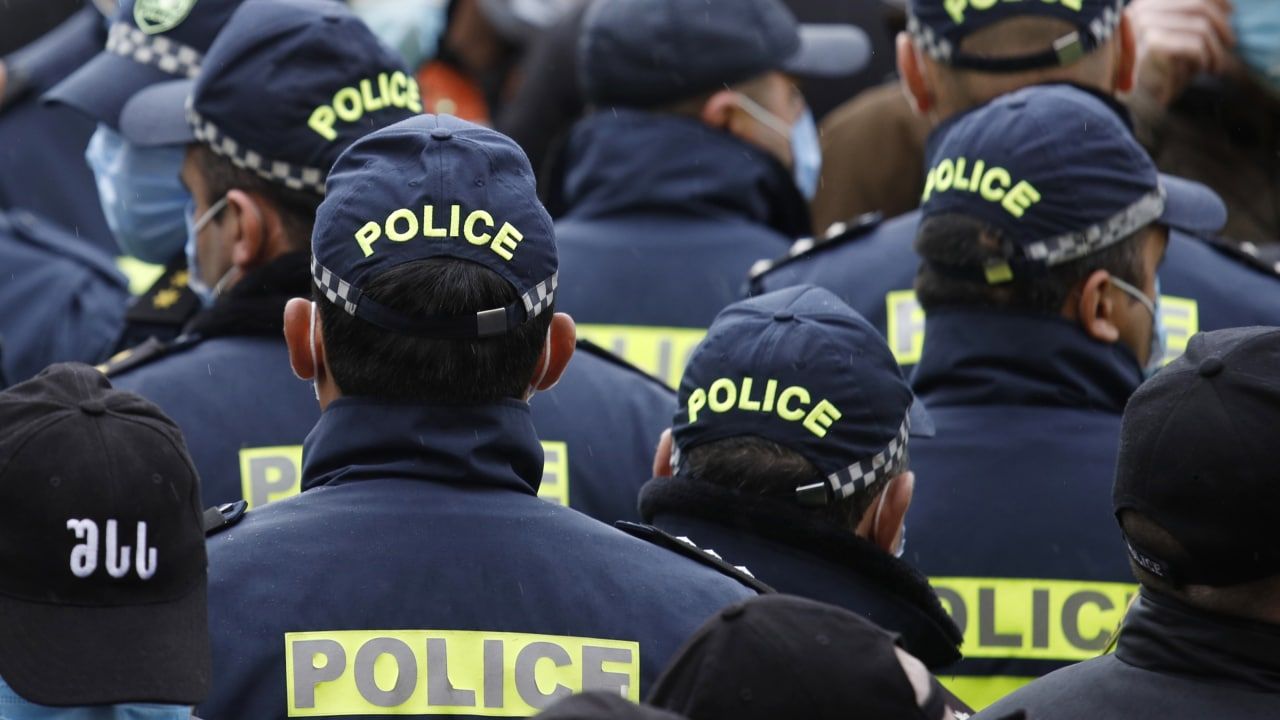 Бастующие сотрудники компании «Боржоми» забросали полицейские машины яйцами в Грузии