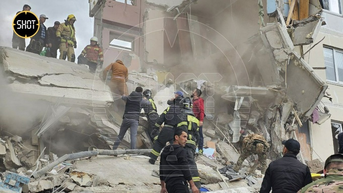 Крыша белгородского дома рухнула на спасателей