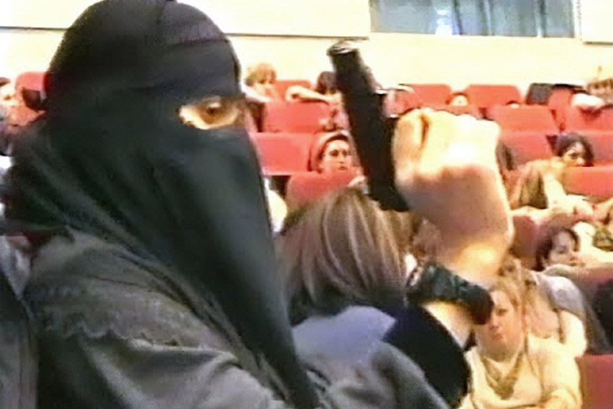 23 октября 2002 года чеченские боевики под предводительством 23-летнего Мовсара Бараева захватили театральный центр на Дубровке.-25