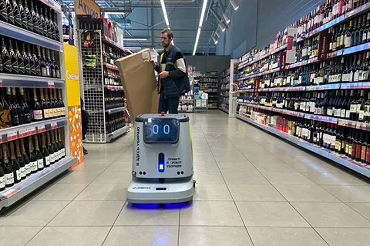 «Лента» тестирует умного робота-уборщика
