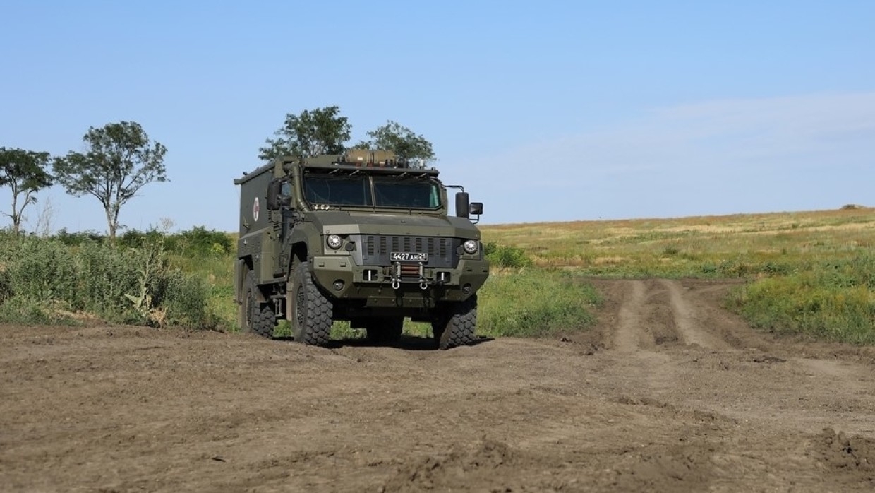 Военврачи ЦВО осваивают новые санитарно-эвакуационные броневики «Линза»