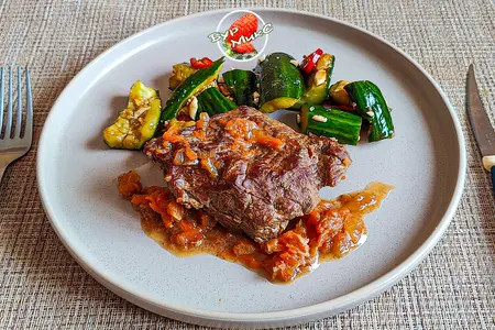 Фото к рецепту: Тушёное мясо на сковороде