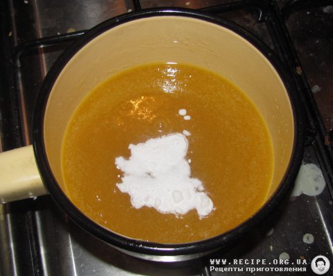 Рецепт с фото - Медовый торт «Золотые шарики»: всыпать соду