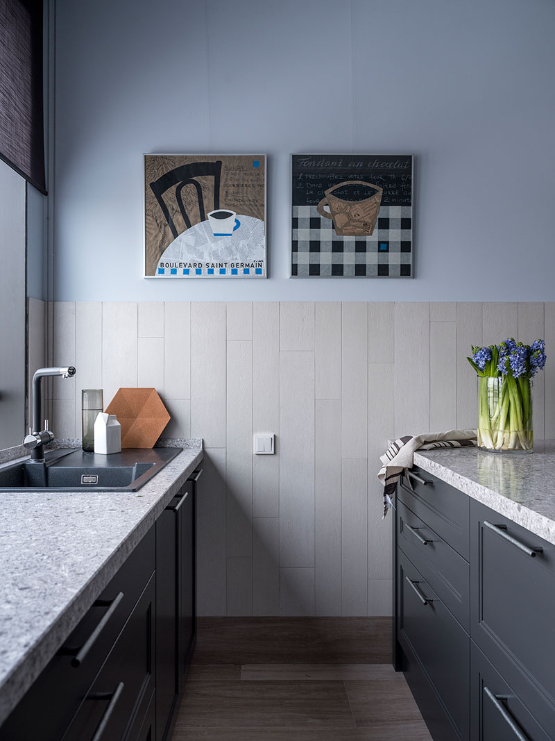 Глубокие оттенки и спрятанная спальня: необычная квартира студентки в Москве интерьер и дизайн