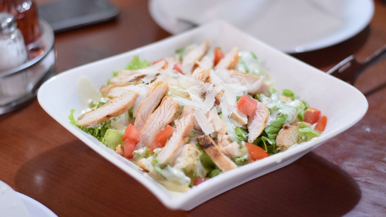 Журнал Harper’s Bazaar заявил, что холодные салаты с курицей могут навредить пищеварению