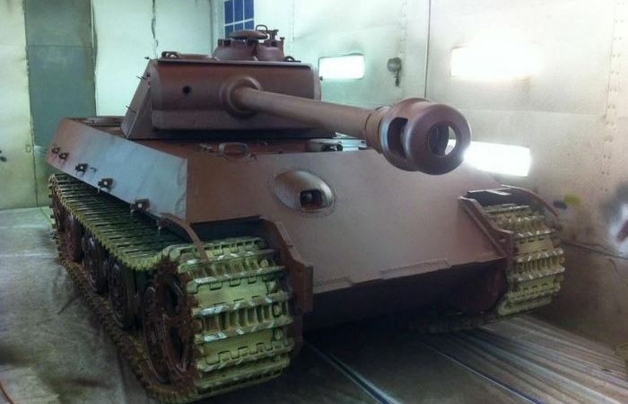 Почему в конце войны немецкие танки шли на фронт окрашенными в красный цвет