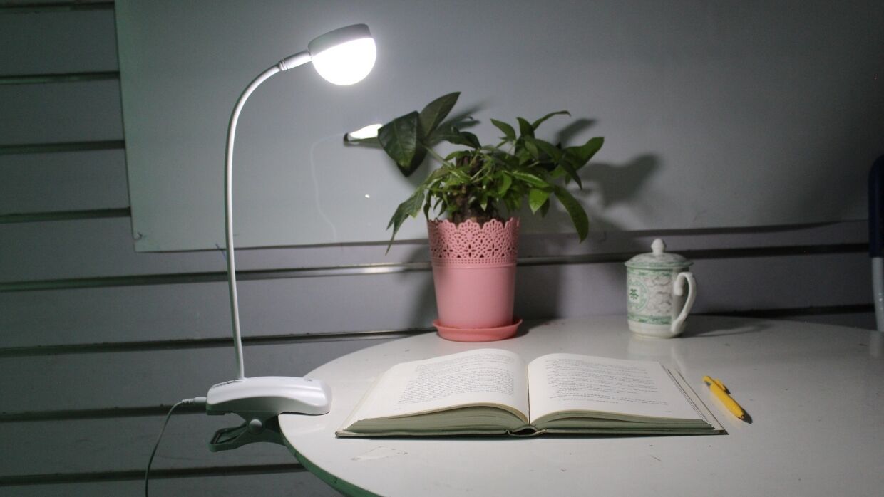 Настольная лампа — полезный подарок для учителя