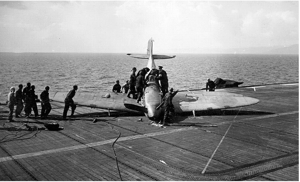 Неудачная посадка «Сифайра» на палубу британского авианосца «Раведжер» в исполнении саб-лейтенанта Дж. Морриса из 761-й истребительной эскадрильи Великая отечественая война, архивные фотографии, вторая мировая война