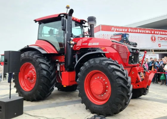 Belarus 5425 получил полный привод, «автомат» и 542 л.с.