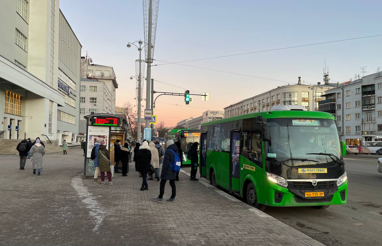 24 автобус екатеринбург. Пассажирский автобус. Автобус Екатеринбург. Автобус в городе. 65 Автобус Екатеринбург.