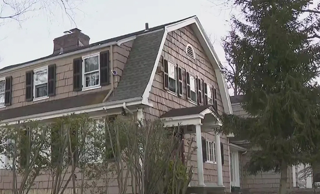 Семейная пара купила большой дом, а затем узнала, что вместе с ними живет неизвестный Семейная пара купила большой дом, а затем узнала, что вместе с ними живет неизвестный