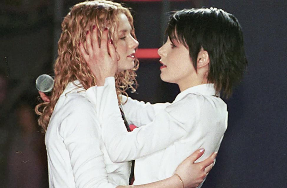 Нас не догонят 2002. Группа t.a.t.u. Tatu группа поцелуй. Юля Волкова и Лена Катина поцелуй.