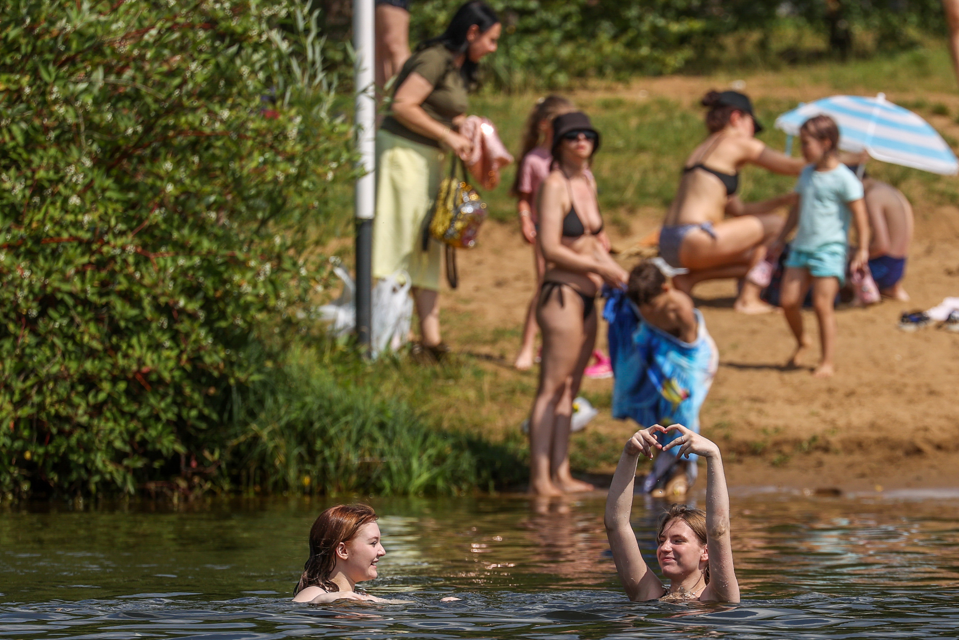 Жители Подмосковья купались в пруду рядом с телом в мешке