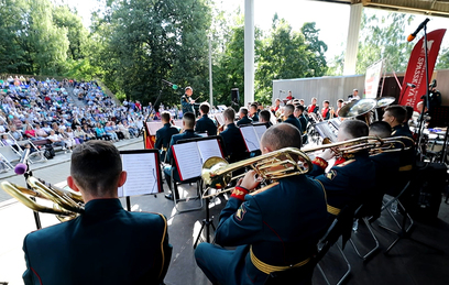 Военный оркестр выступил в парке 