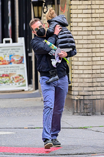 Уличный стиль знаменитости: Ирина Шейк в футболке с Бритни Спирс на прогулке с дочерью Леей Уличный стиль знаменитости: Ирина Шейк в футболке с Бритни Спирс на прогулке с дочерью Леей Звездный стиль