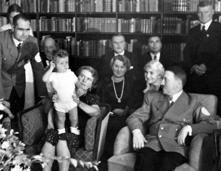 ОБМАНУТЬ ГИТЛЕРА И УЦЕЛЕТЬ: КАК БРИТАНСКИЕ ИНТРИГАНЫ ЛИШИЛИ ФЮРЕРА ЕГО ПРАВОЙ РУКИ ОБМАНУТЬ ГИТЛЕРА И УЦЕЛЕТЬ: КАК БРИТАНСКИЕ ИНТРИГАНЫ ЛИШИЛИ ФЮРЕРА ЕГО ПРАВОЙ РУКИ история