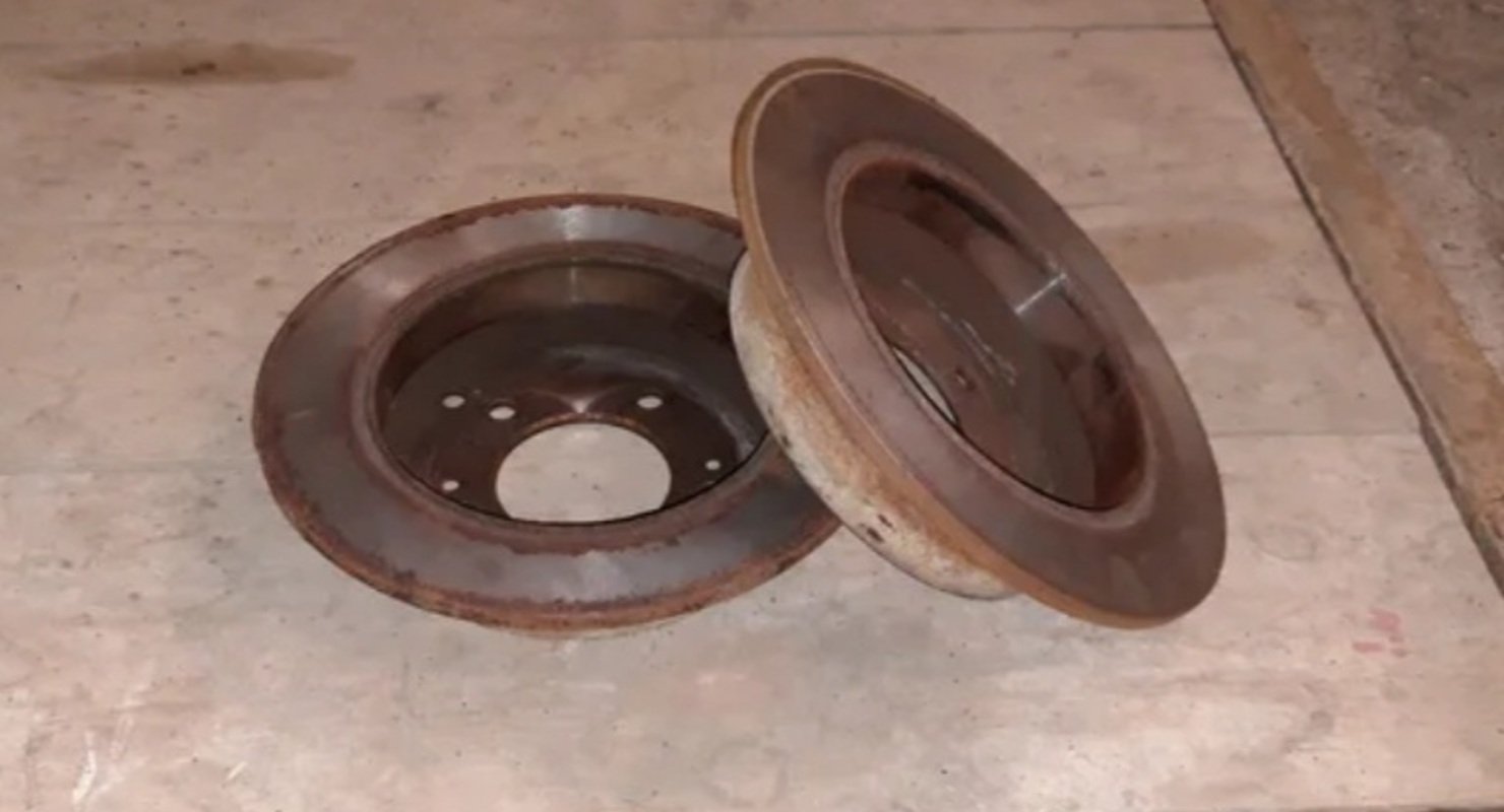 Почему из-за тормозных дисков происходит биение в руль на большой скорости?