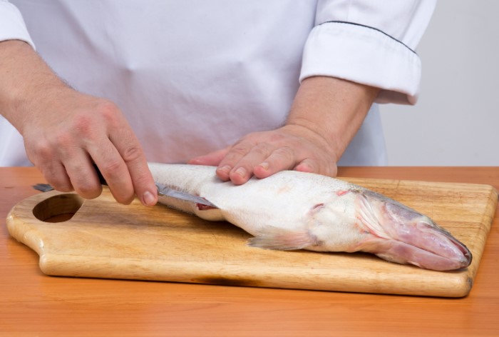 4 варианта, как быстро почистить рыбу, чтобы чешуя не летела во все стороны чешуи, чешуя, чтобы, очень, тушку, плавники, можно, потом, кипятком, кухне, лучше, чешую, чистке, чешуйки, слизь, жидкость, избавиться, нужно, мелкими, только