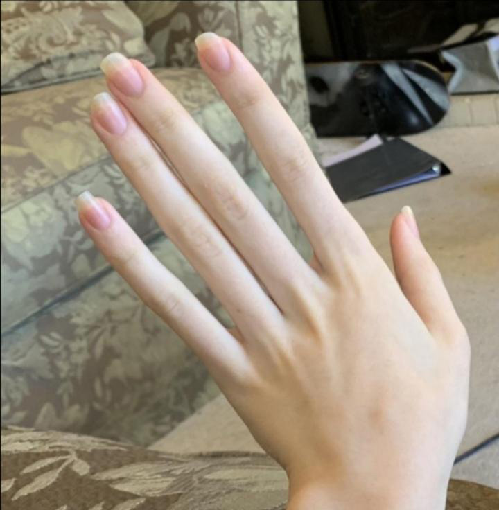 Тонкий пальчик. Красивые длинные пальцы. Красивые пальцы рук. Женские руки с длинными пальцами.