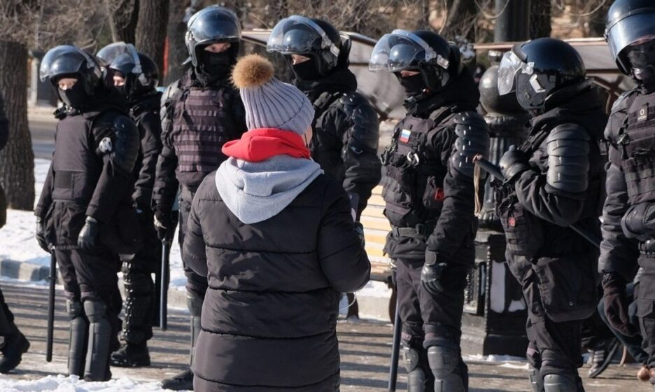 Ребенка задержали на митинге — родителей ограничат в правах? Комментирует Елена Альшанская