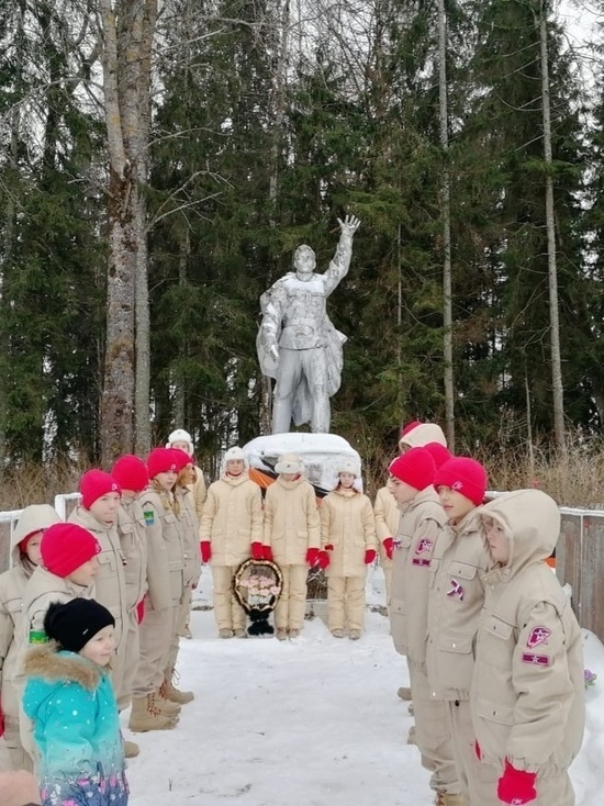 В Андреаполе в Тверской области жители возложили цветы к братским могилам