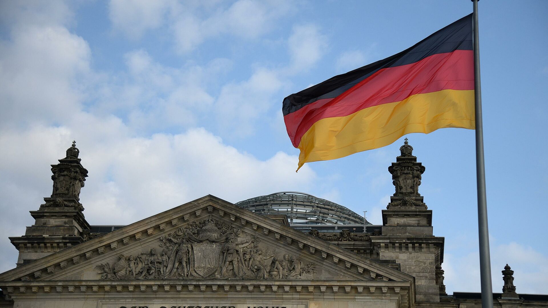 Национальный флаг Федеративной Республики Германии над зданием Будестага в Берлине - РИА Новости, 1920, 03.12.2021