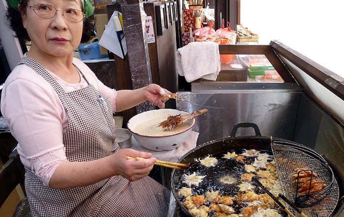Листья жарятся в большом количестве растительного масла. / Фото: visitjapan.ru