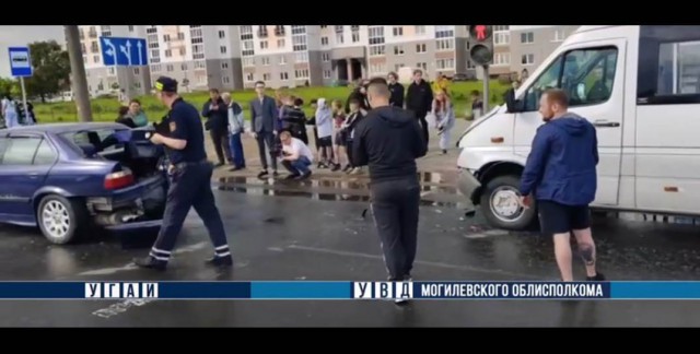 В Бобруйске произошло ДТП с маршруткой и легковушкой - пострадали 4 человека.