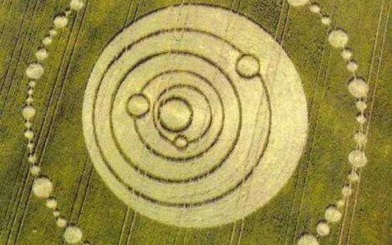 Глиф Солнечной системы
Эти круги, изображающие Солнце, Меркурий, Венеру, Марс, Землю и Юпитер, появились на полях в Лонгвуд Уоррене, Гемпшир (Великобритания) 22 июня 1995 года. Самое  интересное, что этот глиф изображает планетарное выравнивание, которое произошло в тот день, а также 6 ноября 1903 года, когда братья Райт доказали, что человеку подвластен полет, а еще раз во время путешествия Маринер-9 на Марс 11 июля 1971 года.