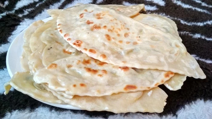 Чуду Чуду творог, зелень, маслом, сковороде, просто, Раскатываем, минут, начинкой, сухой, смазываем, полотенце, убираем, чтобы, заготовокПодкатываем, получится, заветрилисьСлегка, Всего, частей, колбаскуДелим, шарики