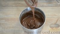 Фото приготовления рецепта: Шоколадный пирог-ватрушка с творожной начинкой - шаг №4