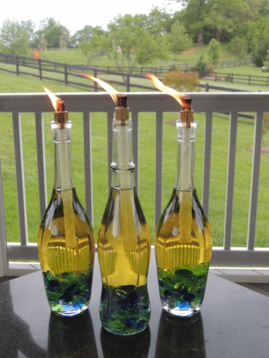 Из старых стеклянных бутылок можно сделать оригинальные подсвечники, которые станут настоящей изюминкой на дачном участке. 