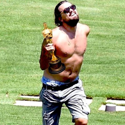 Триумф ДиКаприо, любвеобильный Траволта и звездные наряды: лучшие мемы за историю "Оскара" Медиа