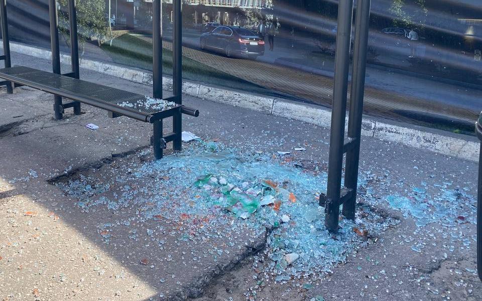 На улице Маяковского в Рязани подростки разбили стеклянную остановку
